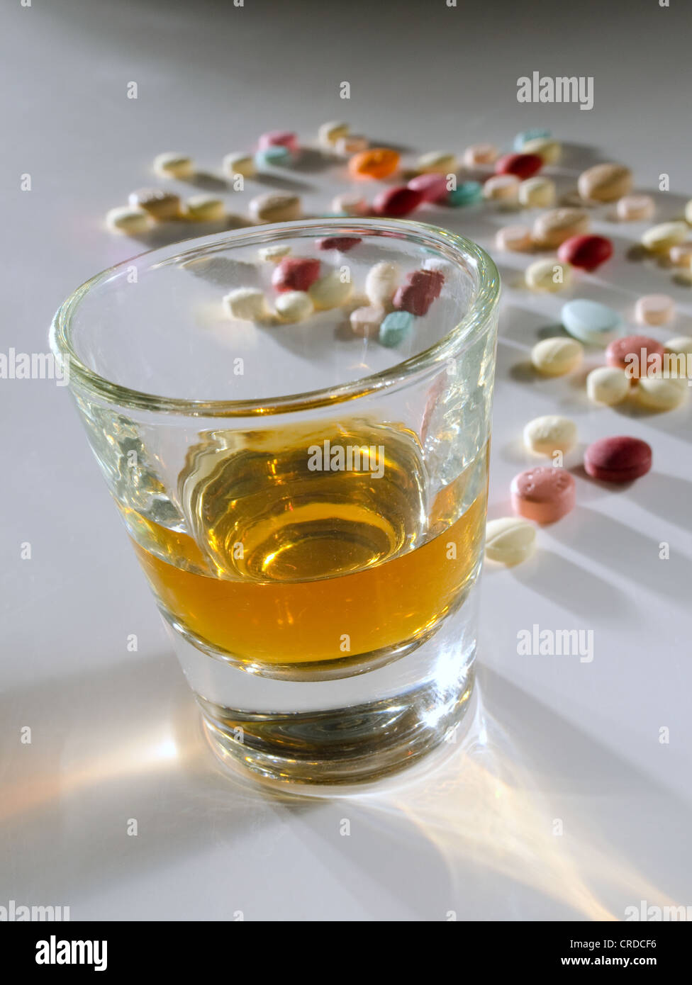 En shot de licor con pastillas de vidrio Fotografía de stock - Alamy