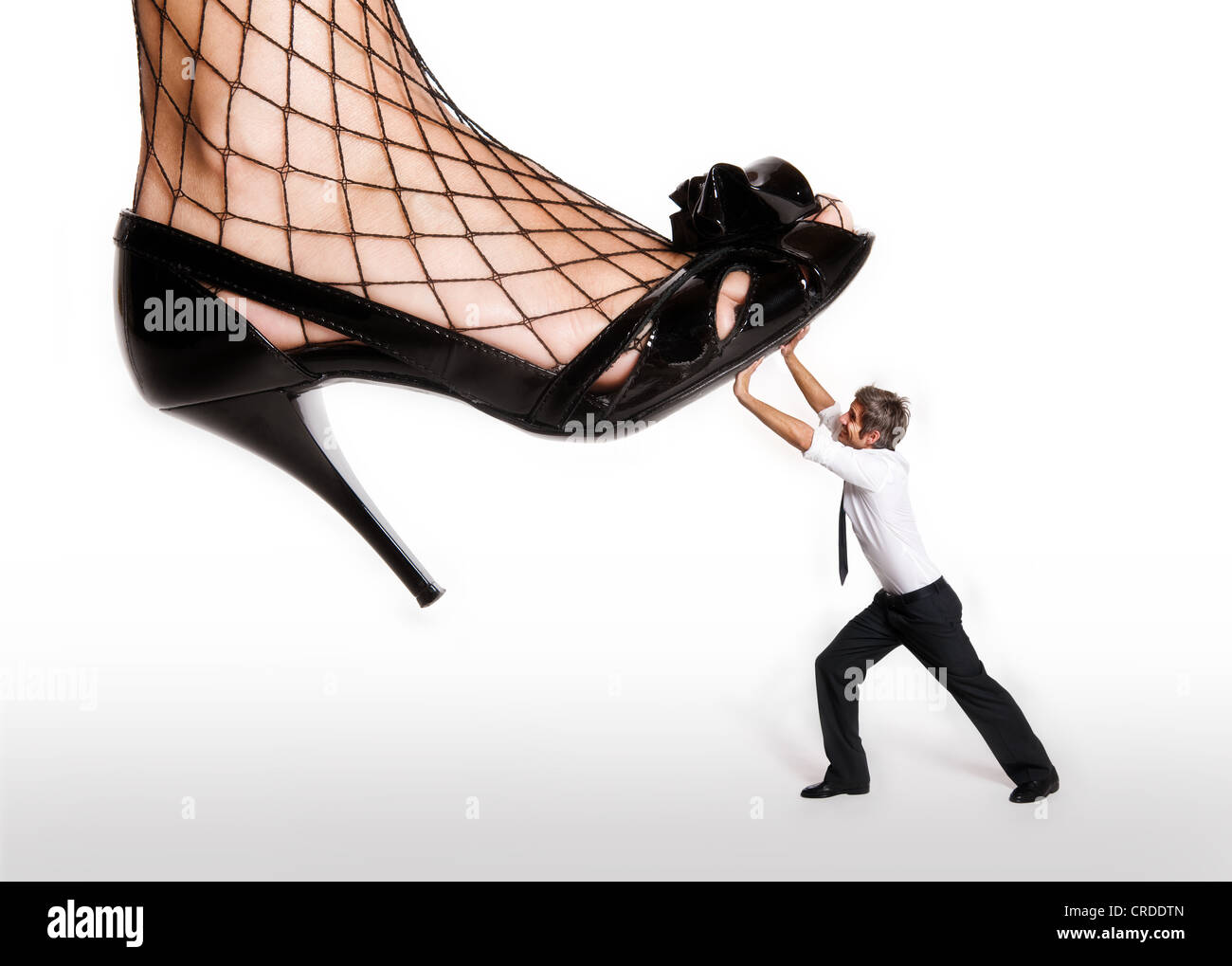 Peave diario célula Pequeño hombre defendiéndose de pie de una mujer con tacones altos, imagen  simbólica de la represión Fotografía de stock - Alamy