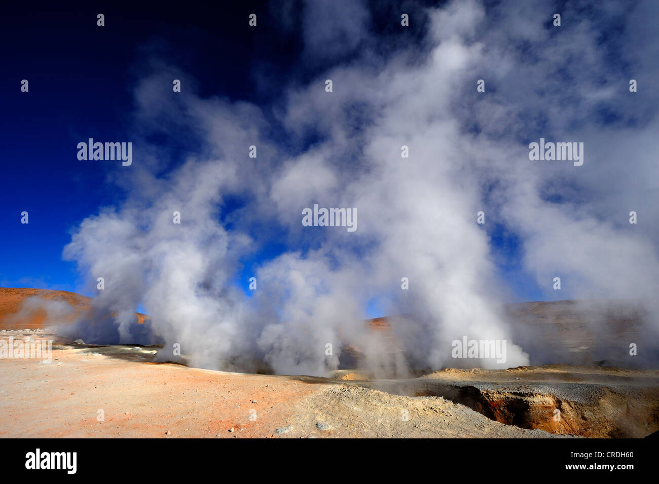 Los géiseres con vapor de agua contra un cielo azul profundo, Uyuni, Bolivia, América del Sur Foto de stock