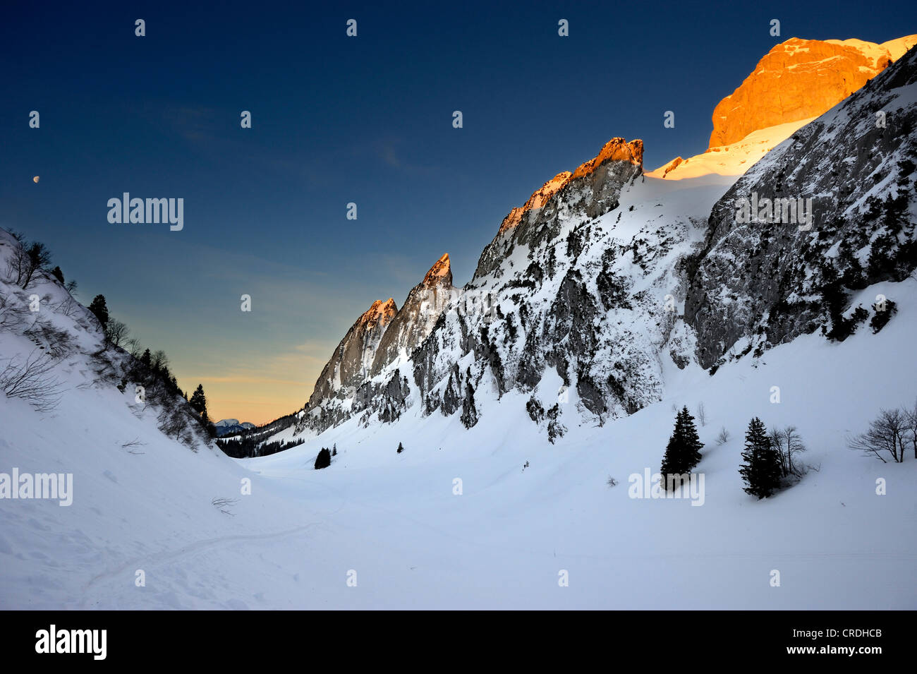 Angosto valle de montaña al amanecer, Wildhaus, Toggenburg, St. Gallen, Suiza, Europa Foto de stock