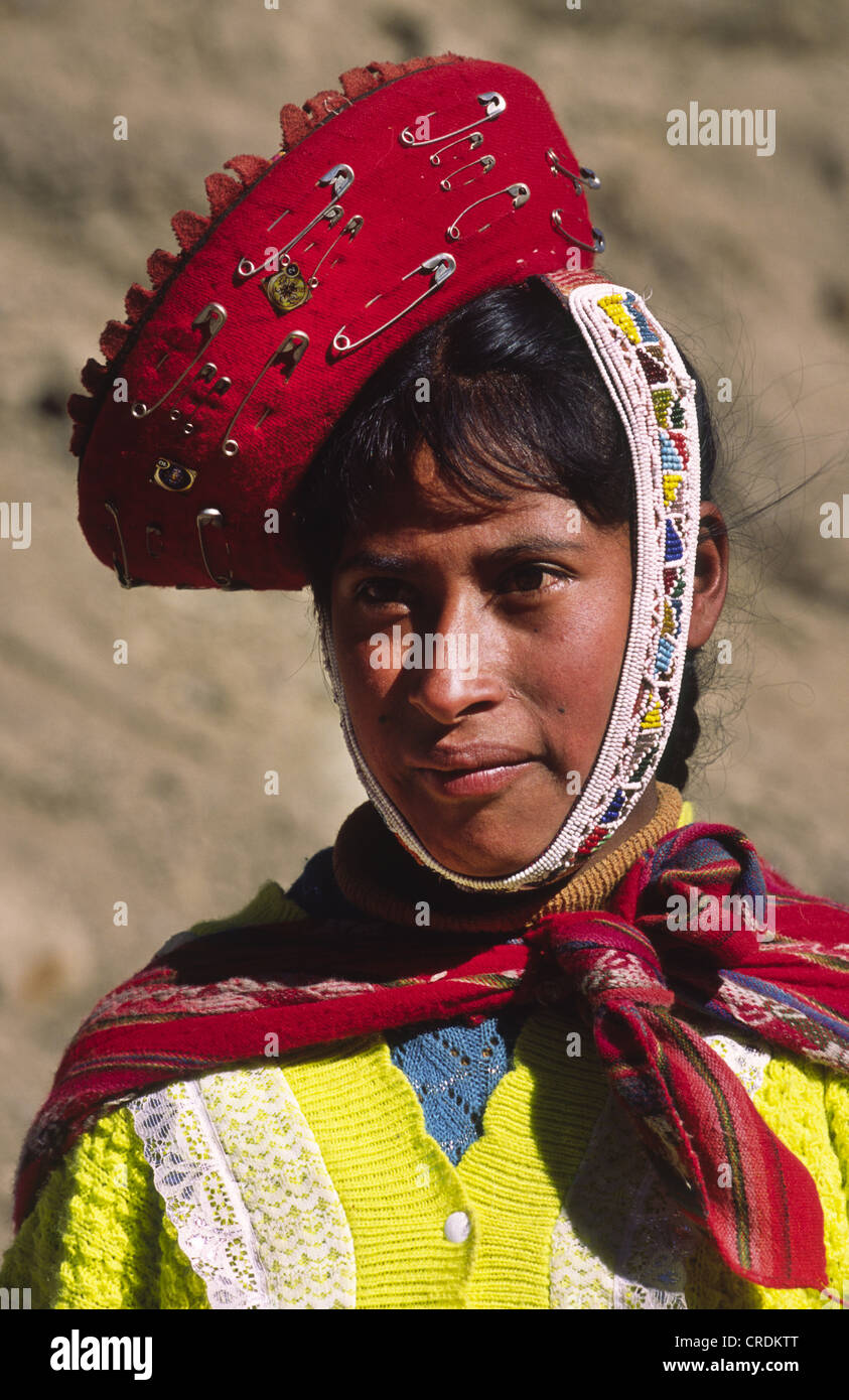 El Quechua chica con el traje tradicional. Huilloc, Perú Fotografía de