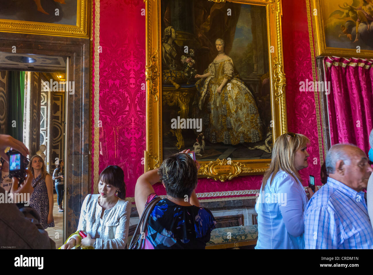 París, Francia, los turistas que visitan galerías de arte, la historia francesa pinturas, dentro del Chateau de Versailles, castillo francés Foto de stock