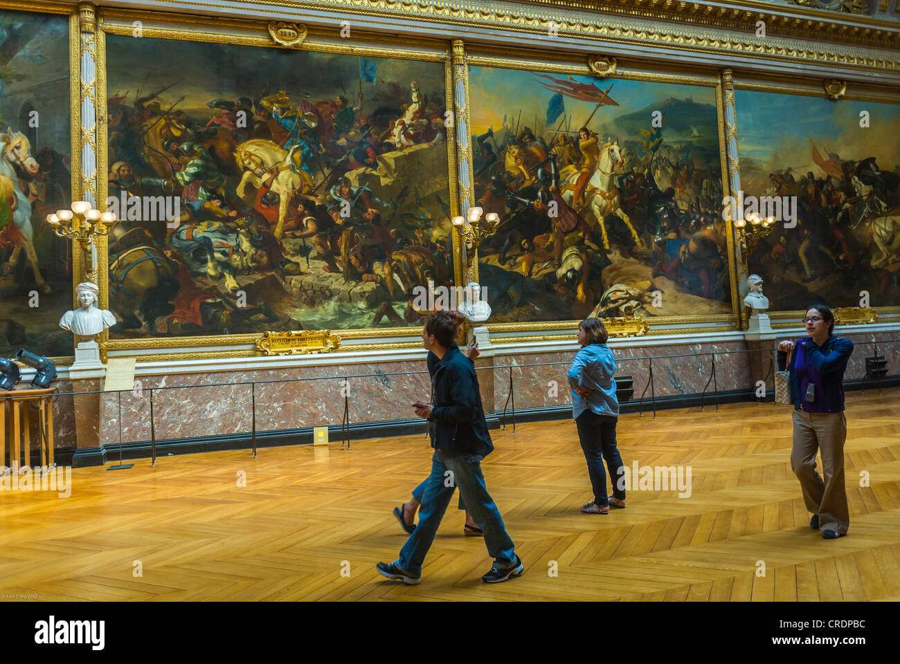 París, Francia, los turistas que visitan galerías de arte, la historia francesa pinturas, dentro del 'Chateau de Versailles', castillo francés Foto de stock