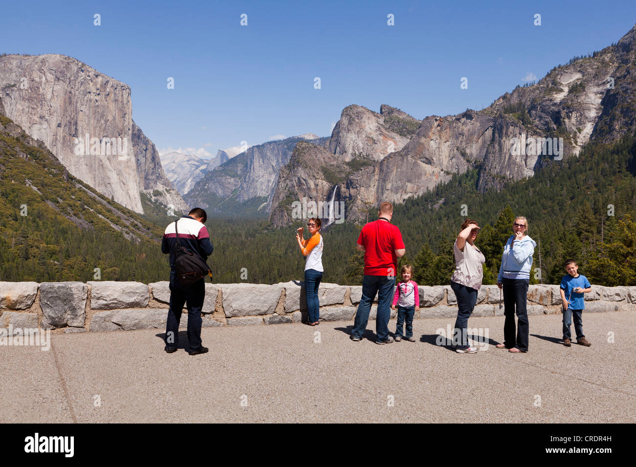 Los visitantes admiran valle Yosemite Foto de stock