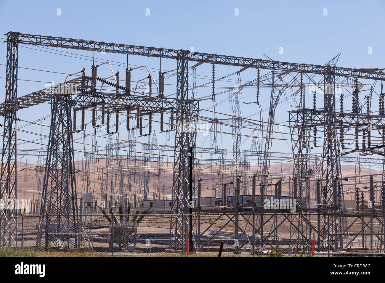 Subestación eléctrica de cables y postes de California - EE.UU. Foto de stock