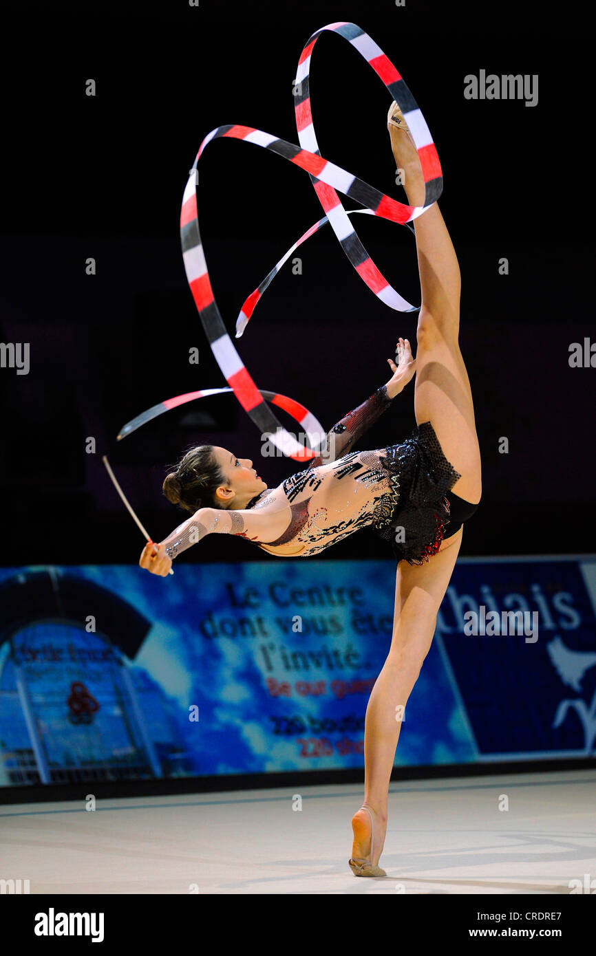 Mujer haciendo gimnasia rítmica con cinta Fotografía de stock - Alamy