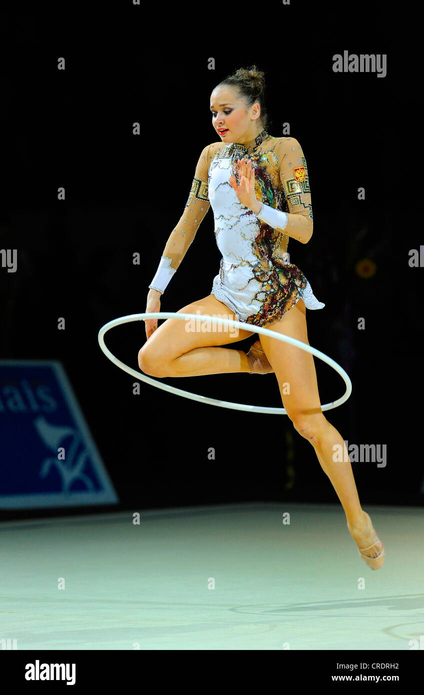Chica gimnasta profesional realizar con un aro de gimnasia rítmica, en una  verdadera competencia en la gimnasia Fotografía de stock - Alamy