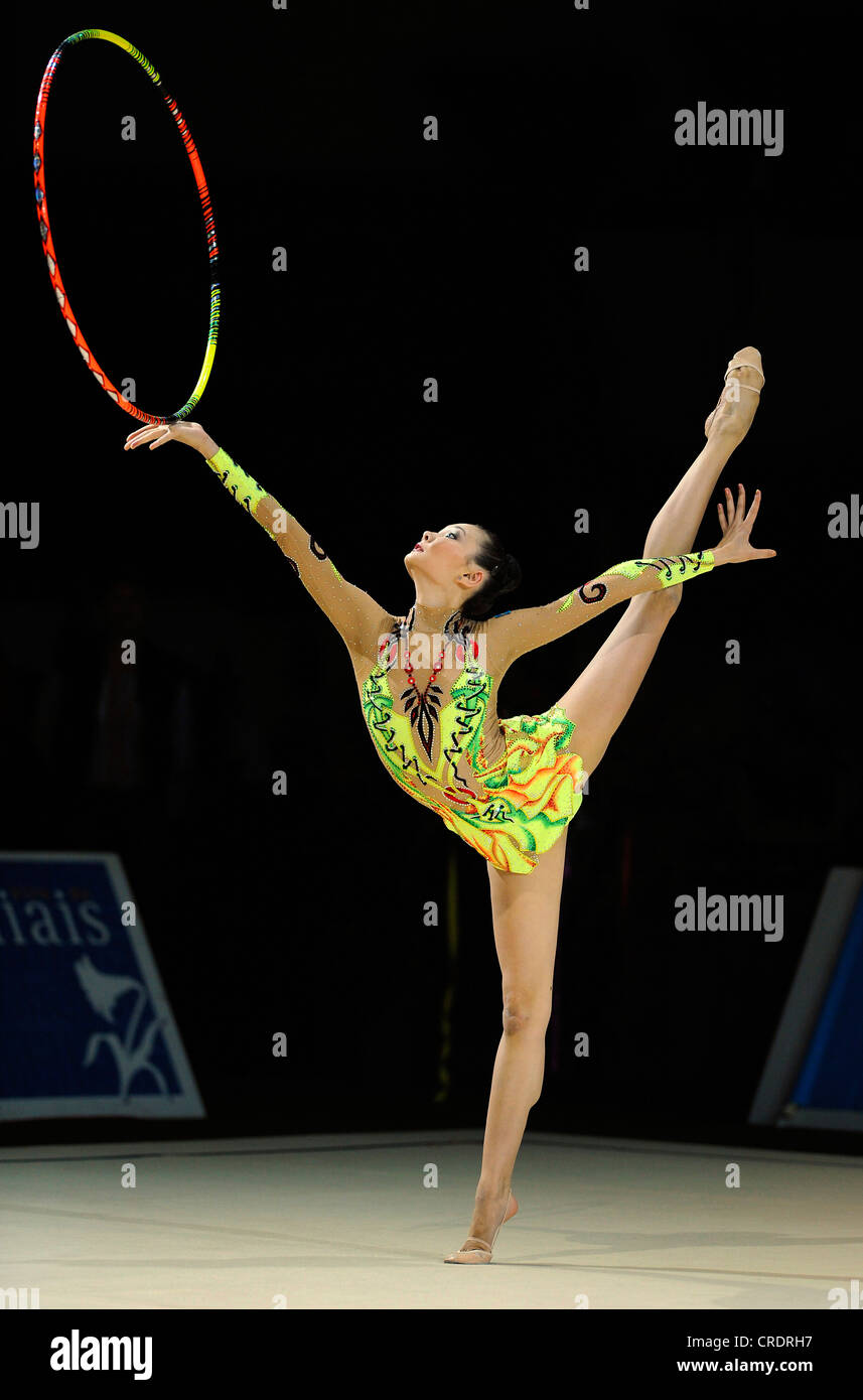 Mujer gimnasia rítmica con aro Fotografía de stock - Alamy