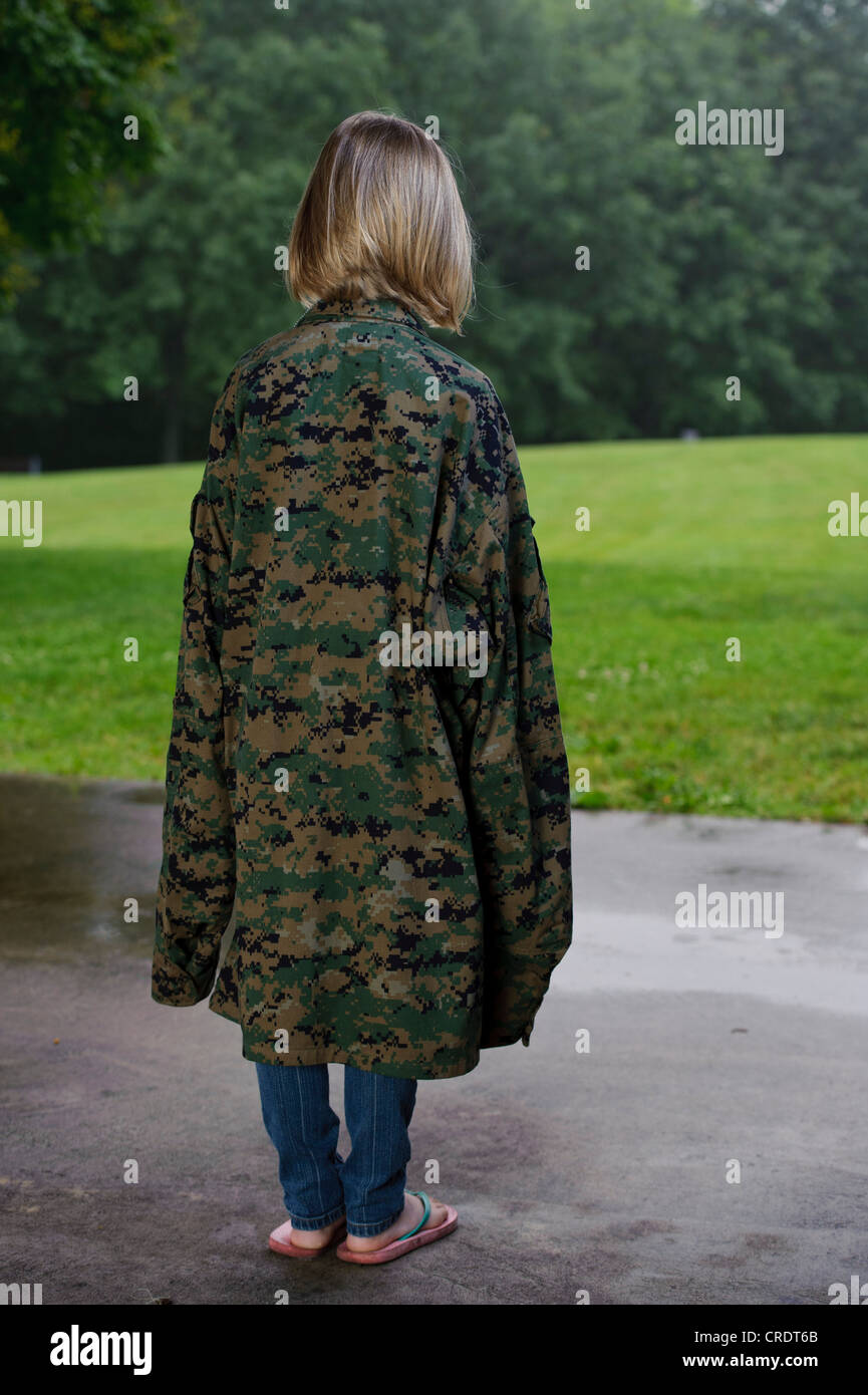 Niña vestidos de chaqueta militar Fotografía de stock - Alamy