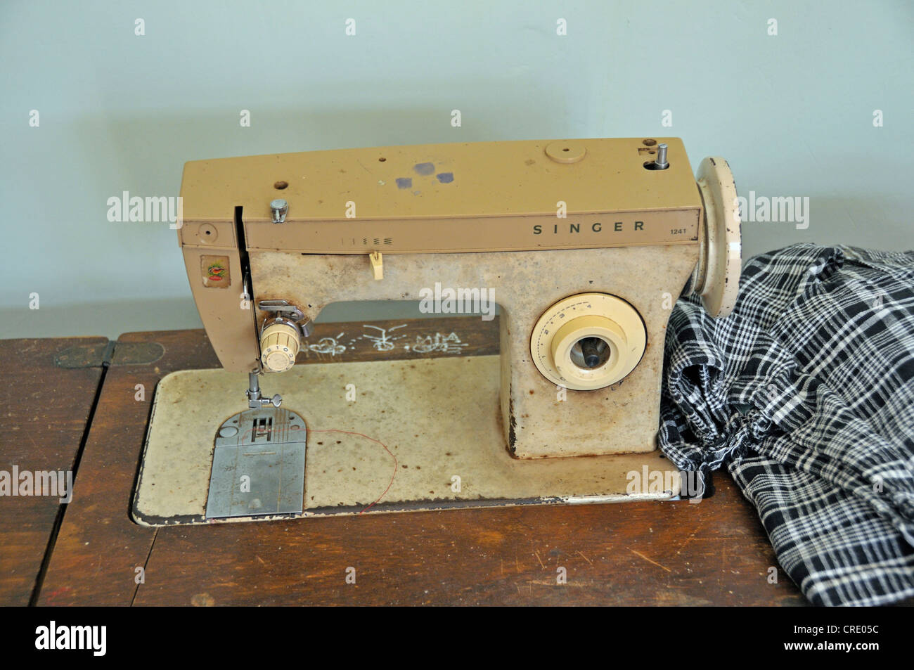 Old singer sewing machine fotografías e imágenes de alta resolución - Alamy