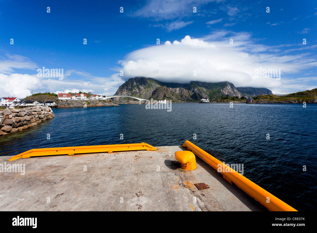 Los muelles de Heaningsvear, durante un agradable clima en las islas Lofoten, Escandinavia, Noruega, Escandinavia, Europa PublicGround Foto de stock