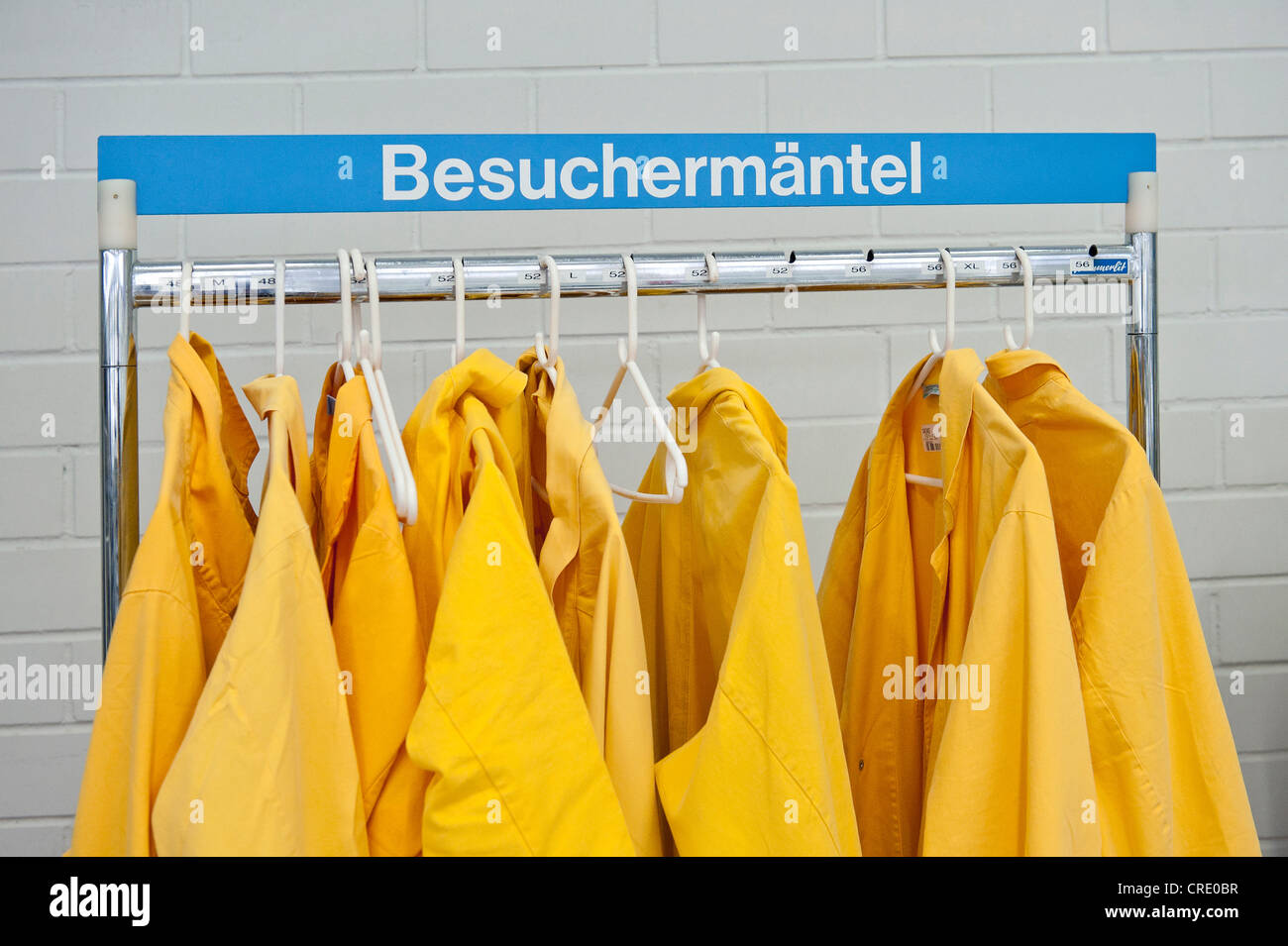 Chaqueta amarilla para los visitantes en un perchero en una empresa, Alemania, Europa Foto de stock