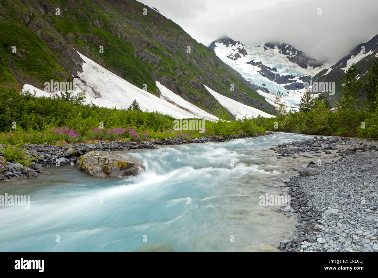 Byron Glaciar y el río cerca de la Portage glaciar en las montañas Chugach, la Península Kenai, Alaska, EE.UU. Foto de stock
