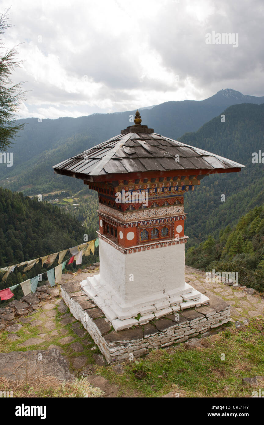 El budismo tibetano, chorten, vistas de montañas boscosas, Tango Goemba Monasterio cerca de Thimphu, el Himalaya, el Reino de Bhután Foto de stock