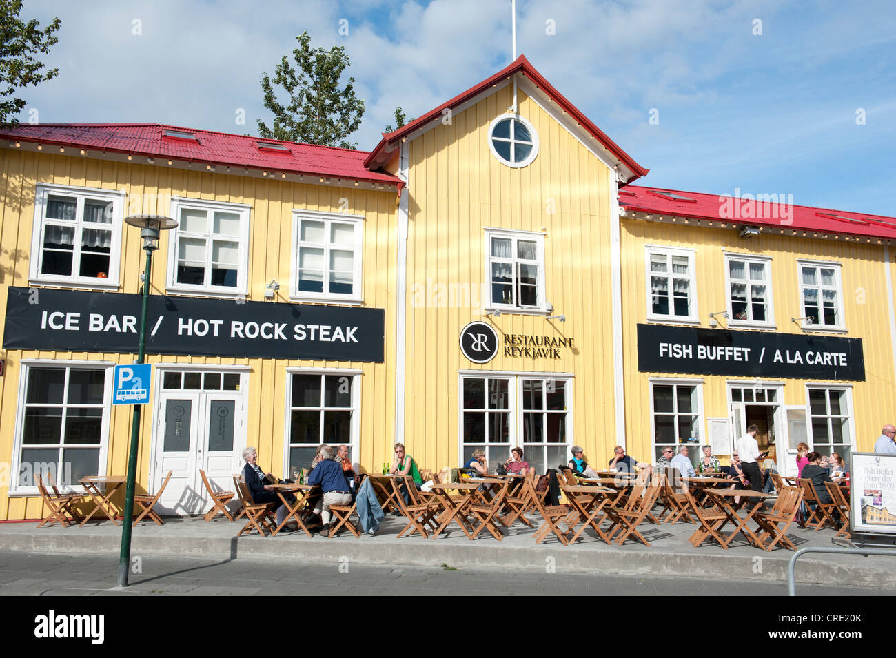 Construcción de la fachada con el logo del bar y el Restaurante Steak House, Reykjavik, Reykjavik, Islandia, Escandinavia, Europa septentrional, Europa Foto de stock