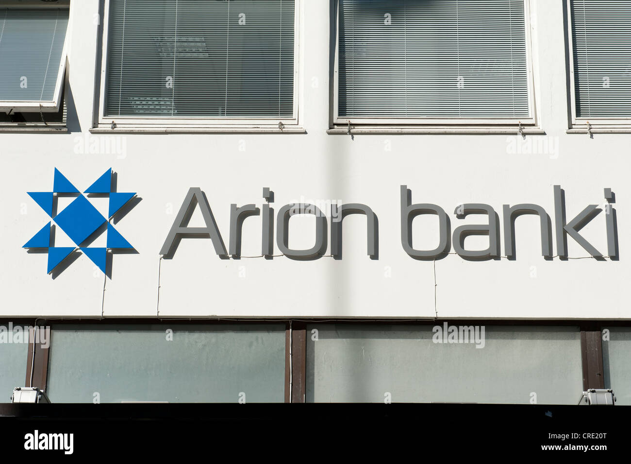 Construcción de la fachada con el logo de Arion Banki, antiguamente Kaupthing Banki, Banco Kaupthing, Reykjavik, Islandia, Escandinavia Foto de stock