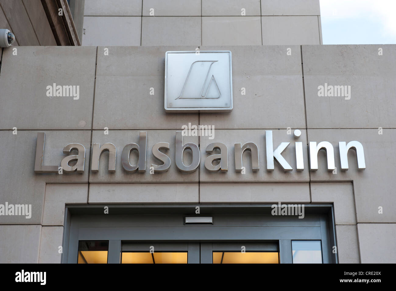 Construcción de la fachada con el logo de Landesbankinn, Landesbanki, Reykjavik, Islandia, Escandinavia, Europa septentrional, Europa Foto de stock