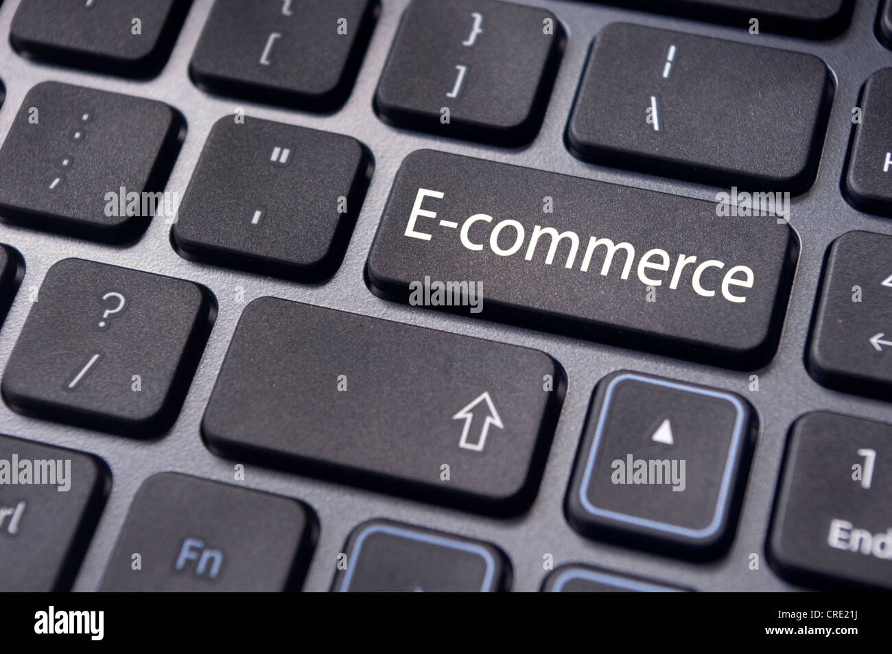 El concepto de e-commerce o comercio electrónico, comercio electrónico, con un mensaje en el teclado del ordenador. Foto de stock