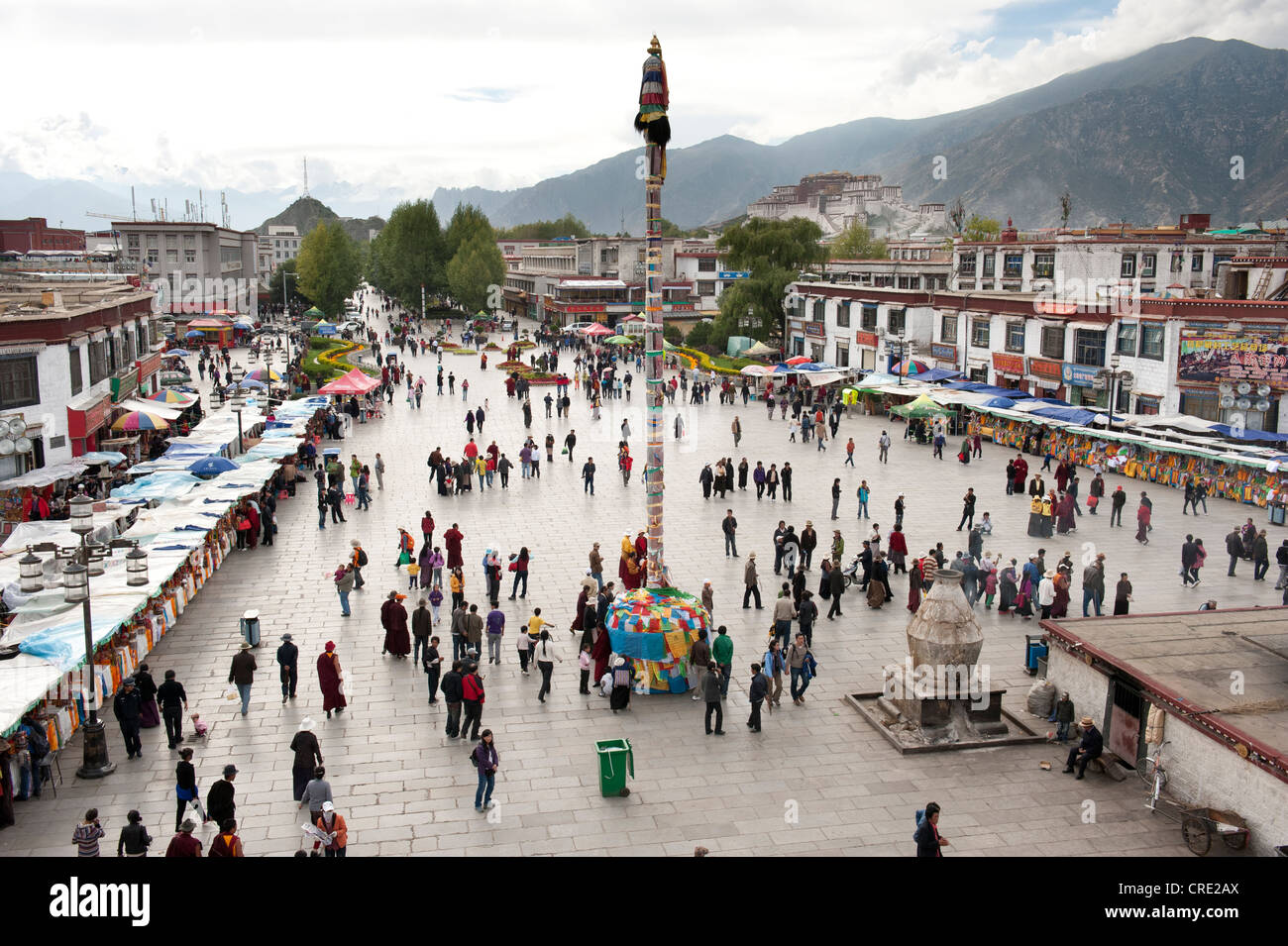 Vista desde el Jokhang templo en la plaza de Barkhor, Lhasa, Himalaya, Tíbet, China, Asia Foto de stock