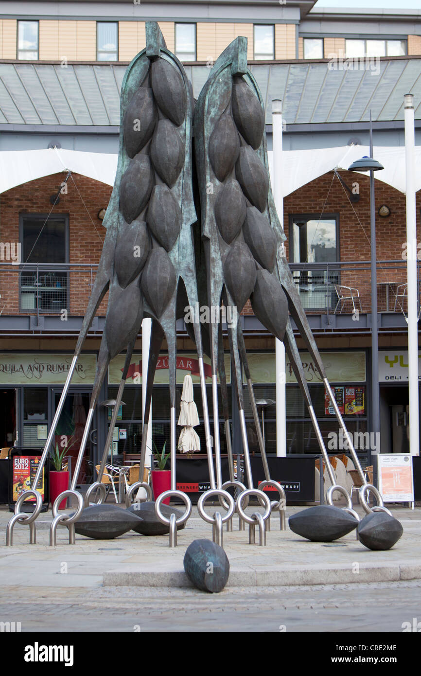 El Brewery Wharf, Leeds, Yorkshire, Inglaterra, Reino Unido. Impregnada buques escultura de bronce de tres gigantes de la cebada los callos. Foto de stock