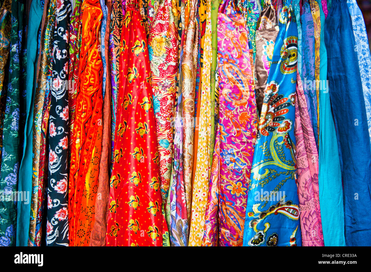 Telas de colores brillantes son ofrecidos para la venta en los zocos,  bazar, Medina, casco antiguo de la ciudad, Marrakech, Marruecos Fotografía  de stock - Alamy