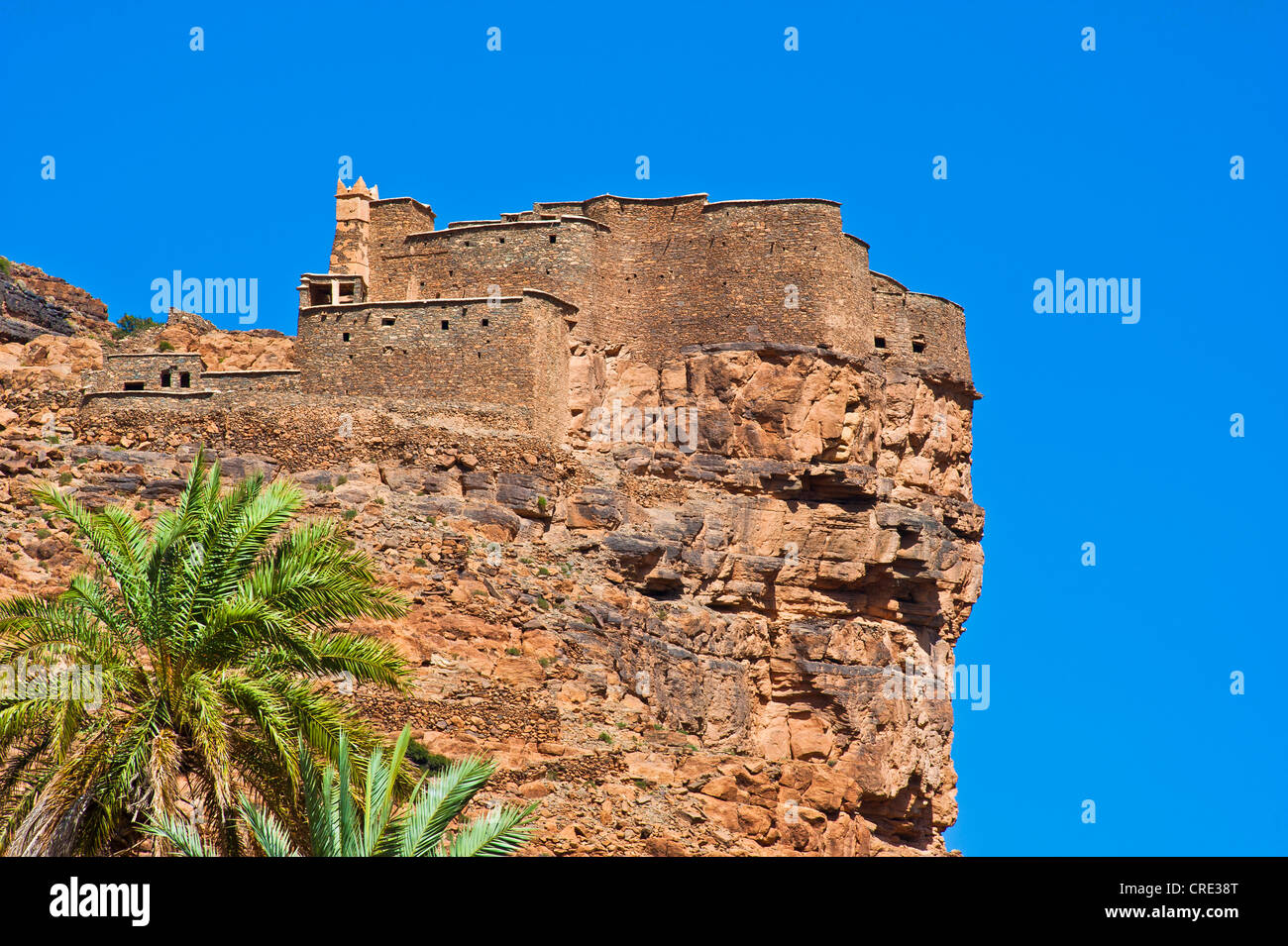 Agadir Aguelluy, un castillo fortificado en lo alto de un acantilado, Anti-Atlas Amtoudi, cordillera, sur de Marruecos, África Foto de stock