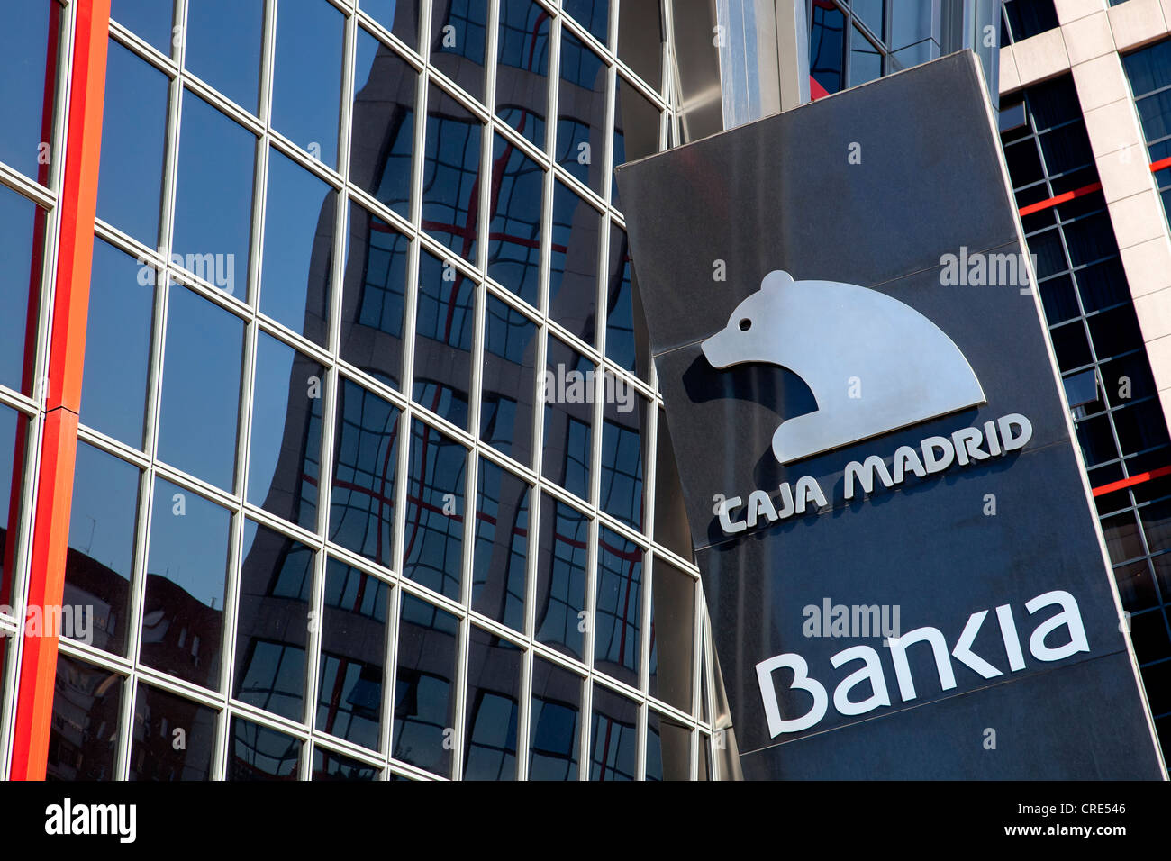 Modernas torres de oficinas, Puerta de Europa, también llamado las Torres Kio, con sede del Banco Bankia, para lo cual el banco Caja Foto de stock