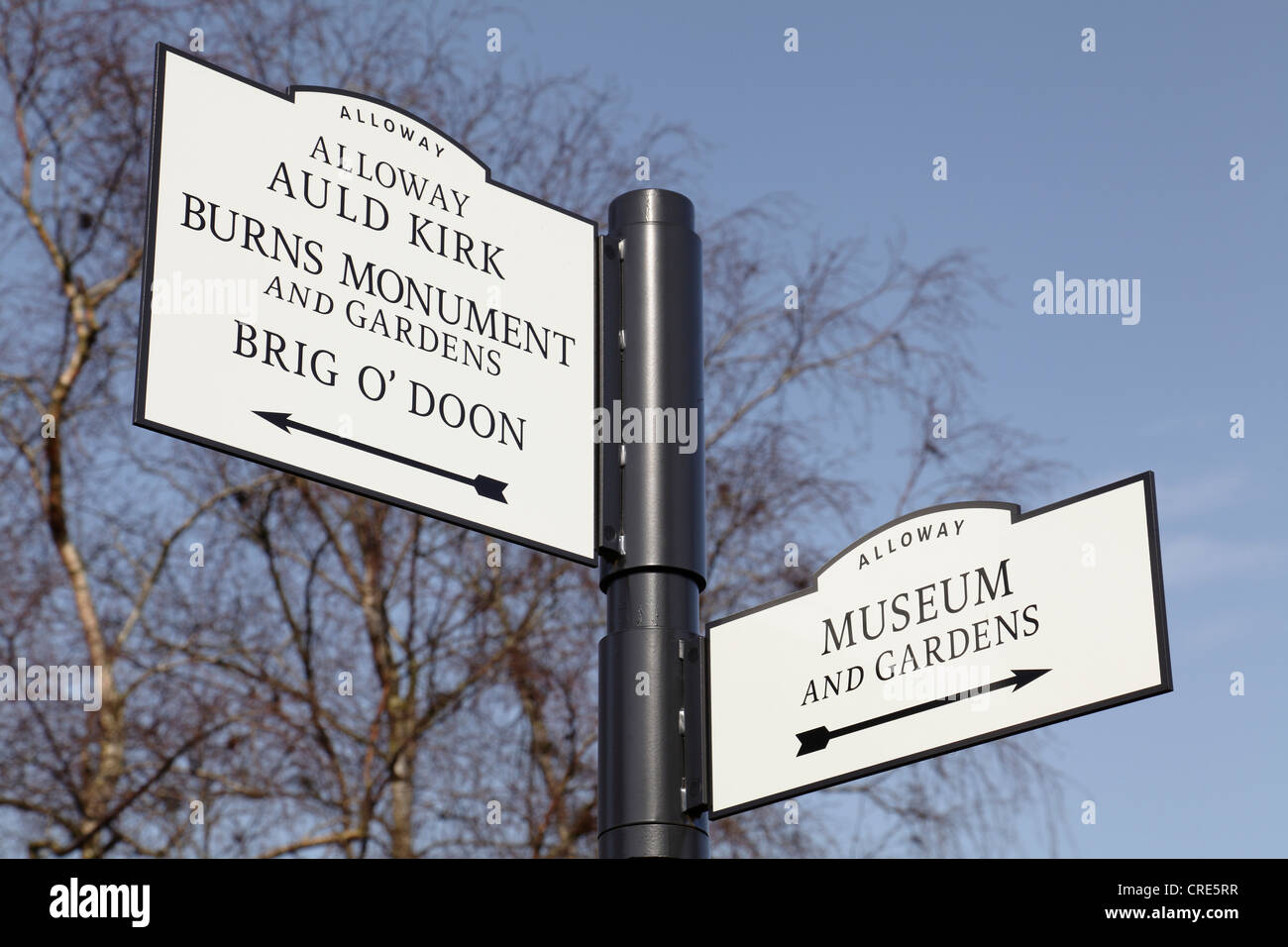 Robert Burns lugar de nacimiento Museo signo con las direcciones a Museo, Jardines, Alloway Auld Kirk, Monumento, Brig o Doon en Alloway, Ayrshire, Escocia, Reino Unido Foto de stock