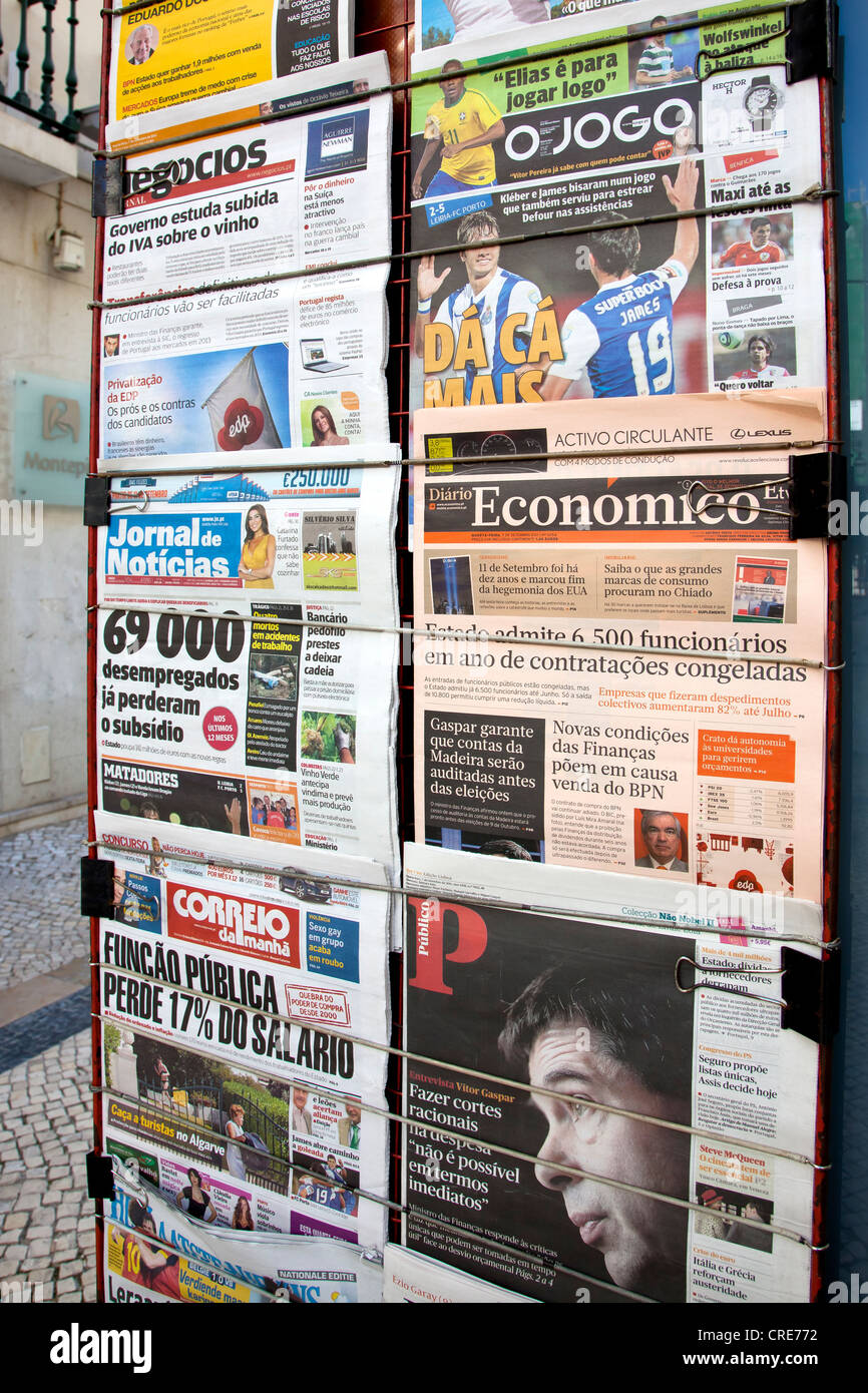 La prensa portuguesa e internacional en un kiosco de periódicos en Lisboa, Portugal, Europa Foto de stock
