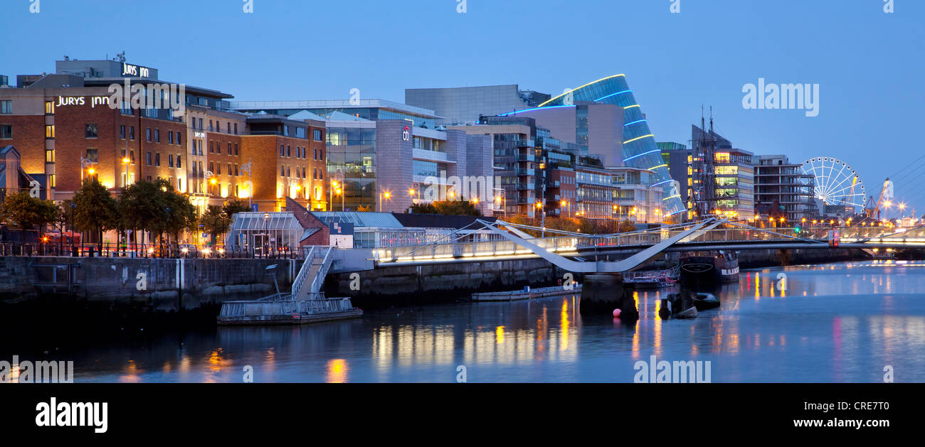 Los Docklands, la antigua zona portuaria, con el Centro de Convenciones de Dublín sobre el río Liffey, en Dublín, Irlanda, Europa Foto de stock