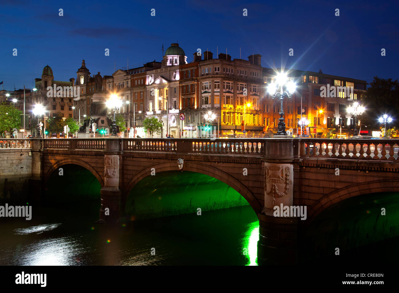 O'Connell Bridge cruza el río Liffey, en Dublín, Irlanda, Europa Foto de stock