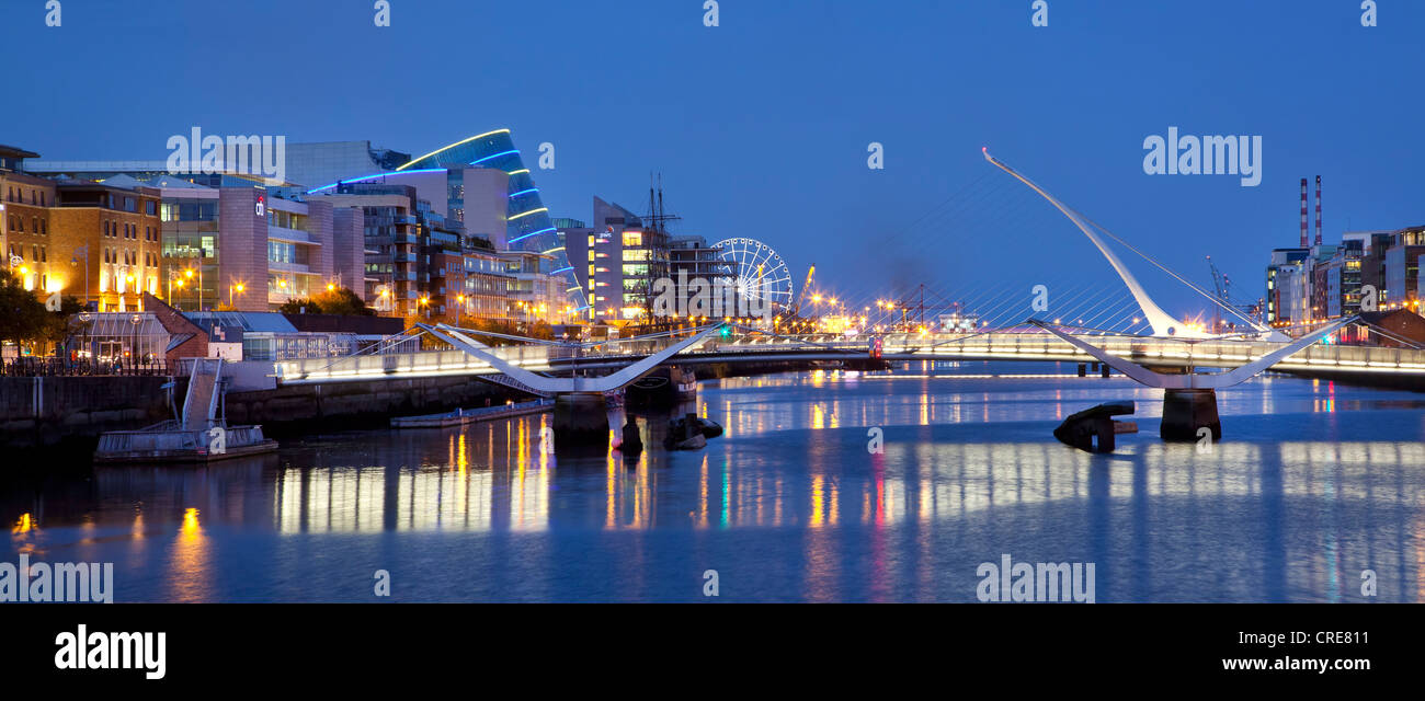 Los Docklands, la antigua zona portuaria, con el Centro de Convenciones de Dublín y el puente Samuel Beckett, por el arquitecto Santiago Foto de stock