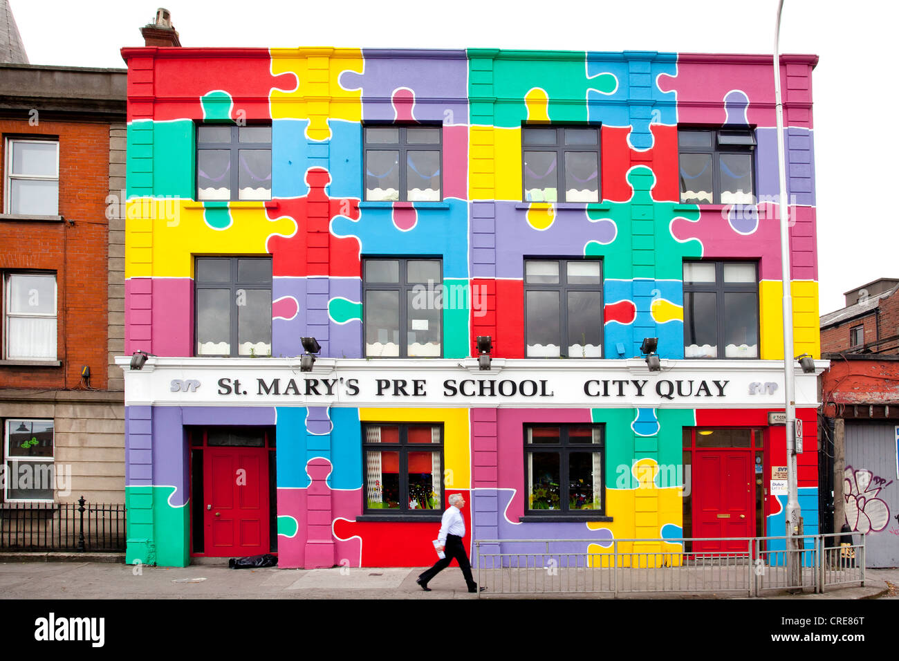 Edificio pintado de Santa María en preescolar City Quay, Dublín, Irlanda, Europa Foto de stock