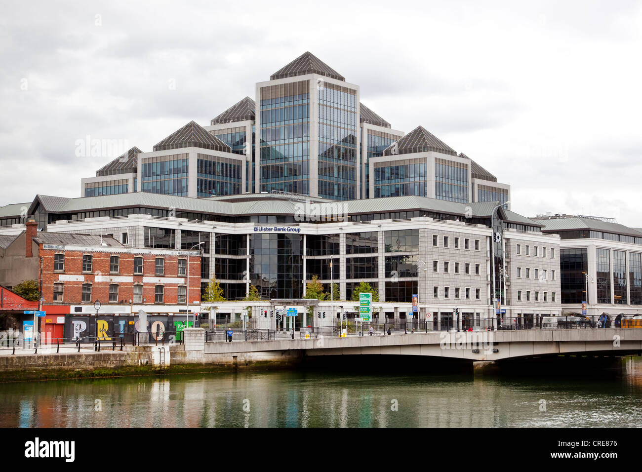 Sede del Ulster Bank Group en el río Liffey, en el distrito financiero, en Dublín, Irlanda, Europa Foto de stock