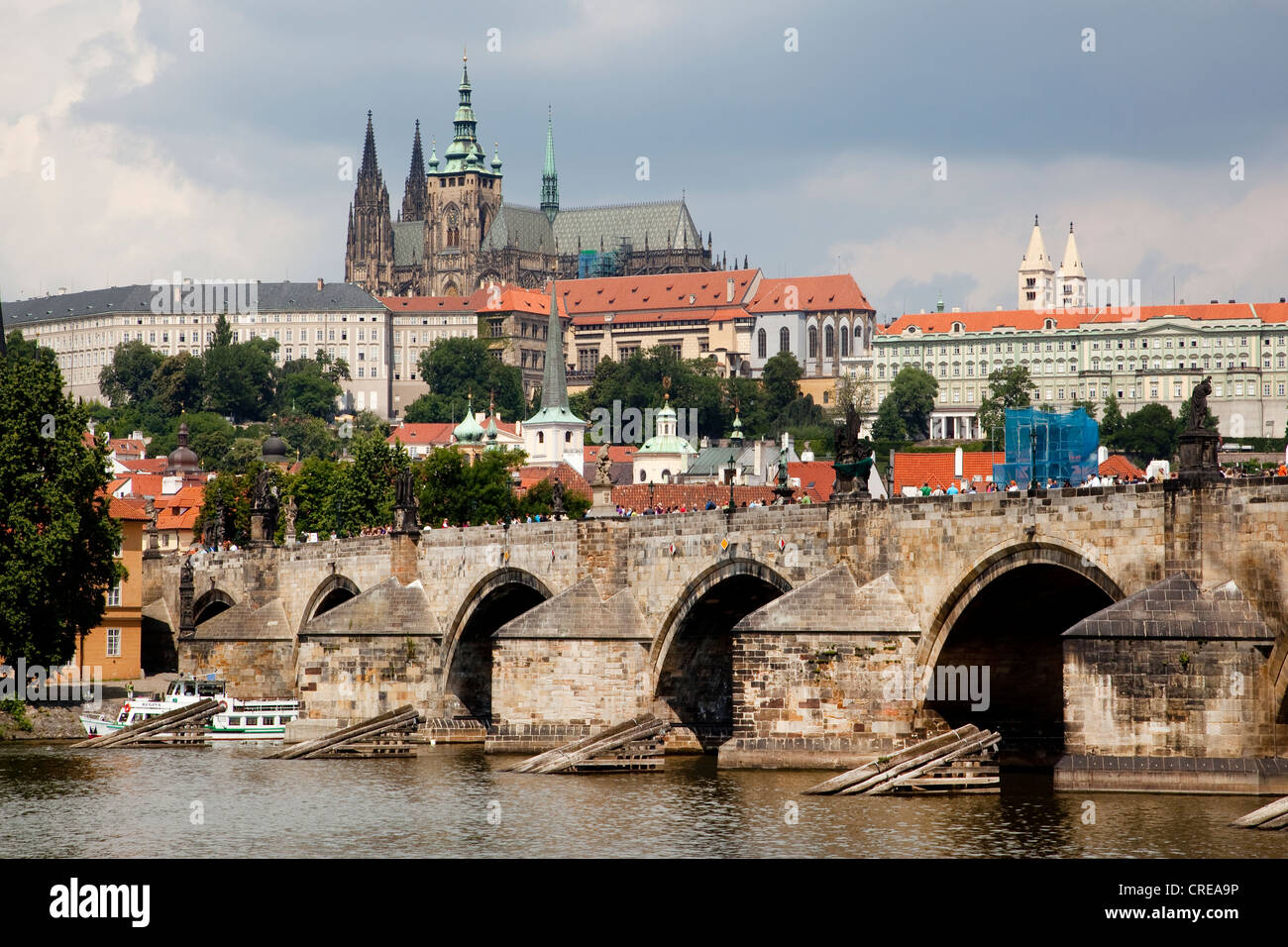 Puente de Carlos, el Karluv Most, con el castillo de Praga, Hradcany, Praga, Bohemia, República Checa, Europa Foto de stock