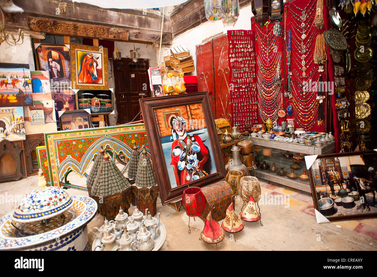 Un comerciante y sus bienes en el zoco, bazar, Medina, en Fes, Marruecos, África Foto de stock