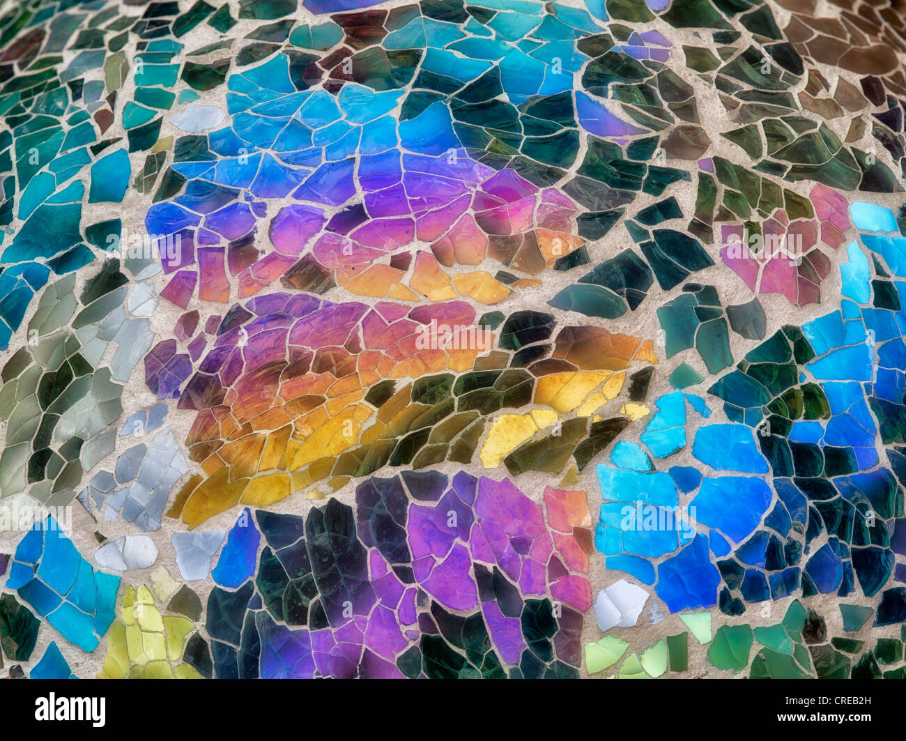 Cerca de mosaico de vidrio mirando al jardín bola característica. Oregon Foto de stock