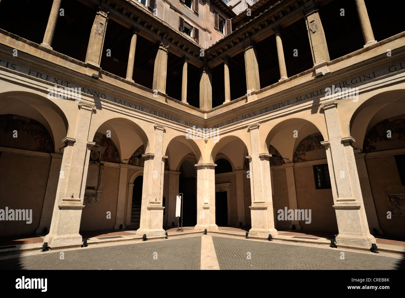 italia, roma, chiostro del bramante, santa maria della pace, claustro renacentista Foto de stock