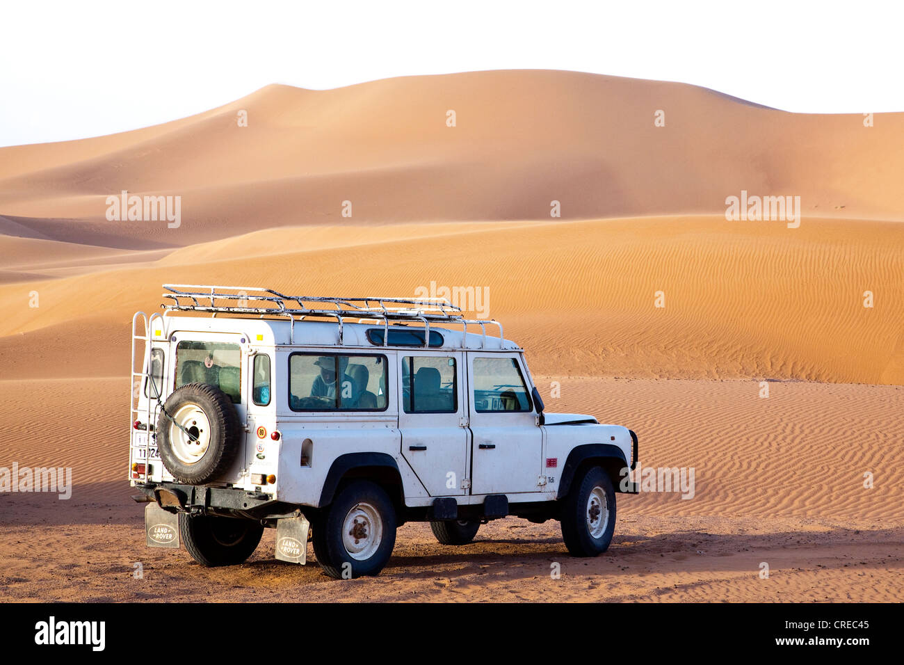 Vehículo todo terreno, Land Rover Defender, dunas de Erg Chegaga cerca de Mhamid, el desierto del Sahara, Marruecos, África Foto de stock