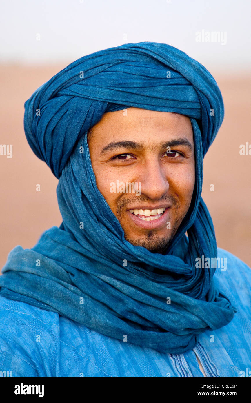 Con un turbante Tuareg, Tinezouline, valle Draa, Marruecos, África  Fotografía de stock - Alamy