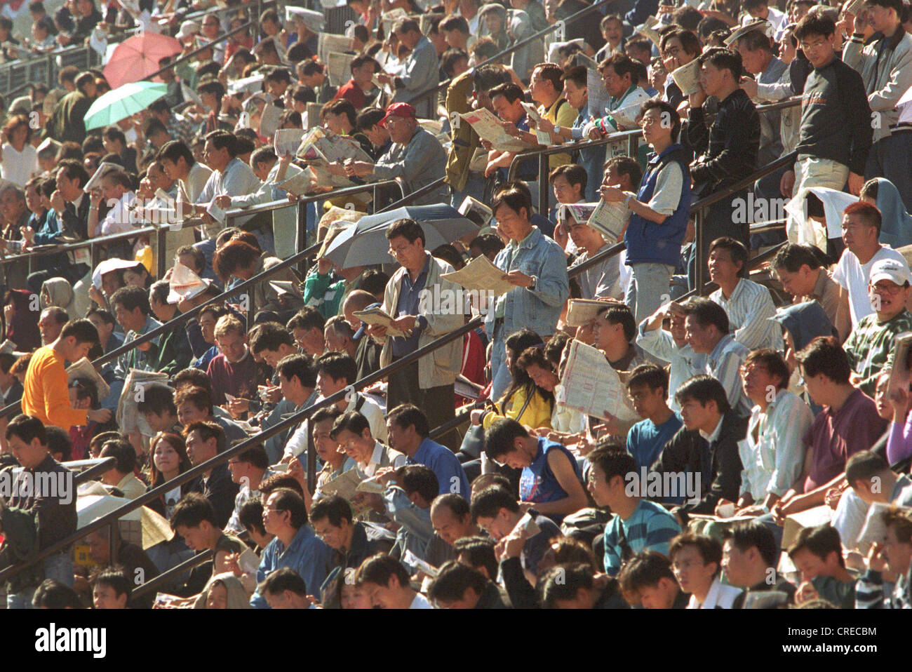 Los espectadores en el Hipódromo de Sha Tin de Hong Kong Foto de stock