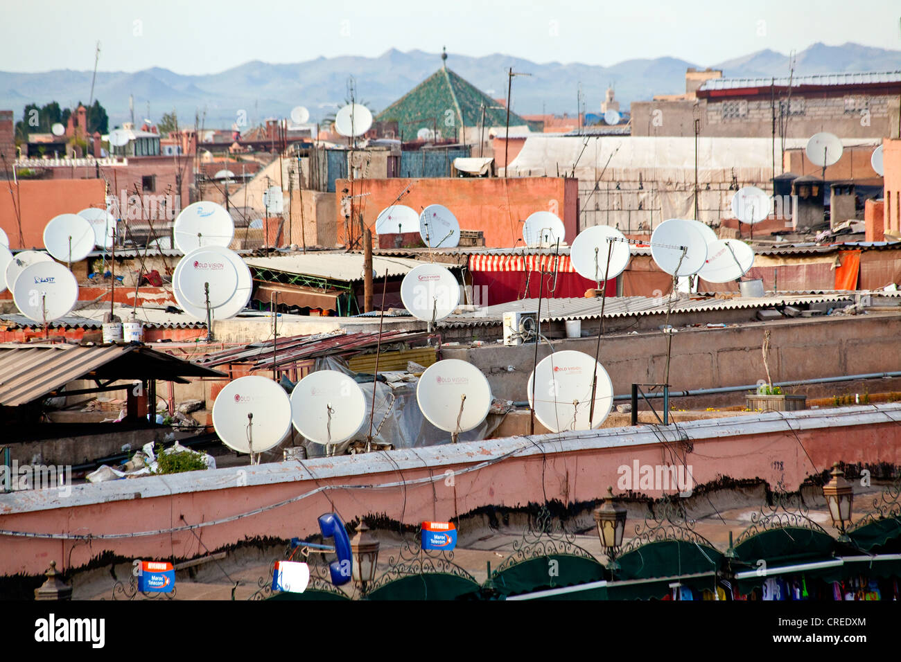 Antenas parabólicas y antenas en los techos de los edificios de la medina o ciudad vieja de Marrakech, Marruecos Foto de stock