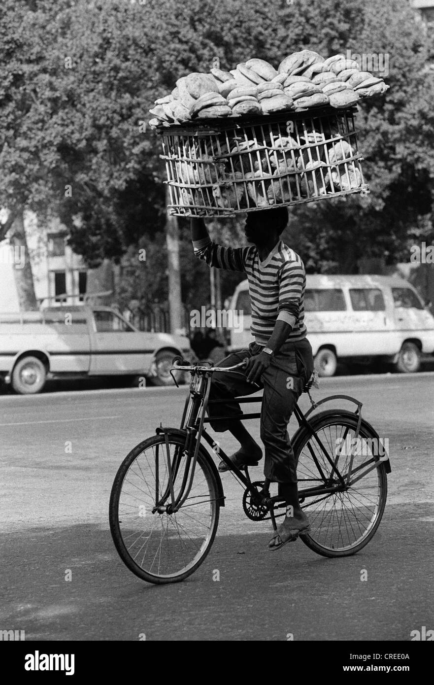 Bread Delivery Bike Fotos e Imágenes de stock Alamy