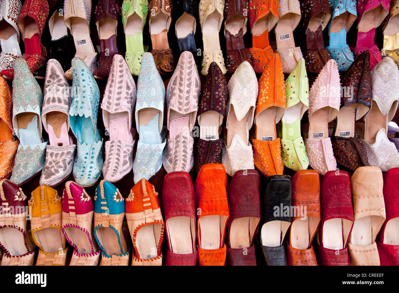 Zapatillas de cuero marroquí tradicional en el zoco, el mercado de la Medina, el barrio histórico, Marrakech, Marruecos Foto de stock