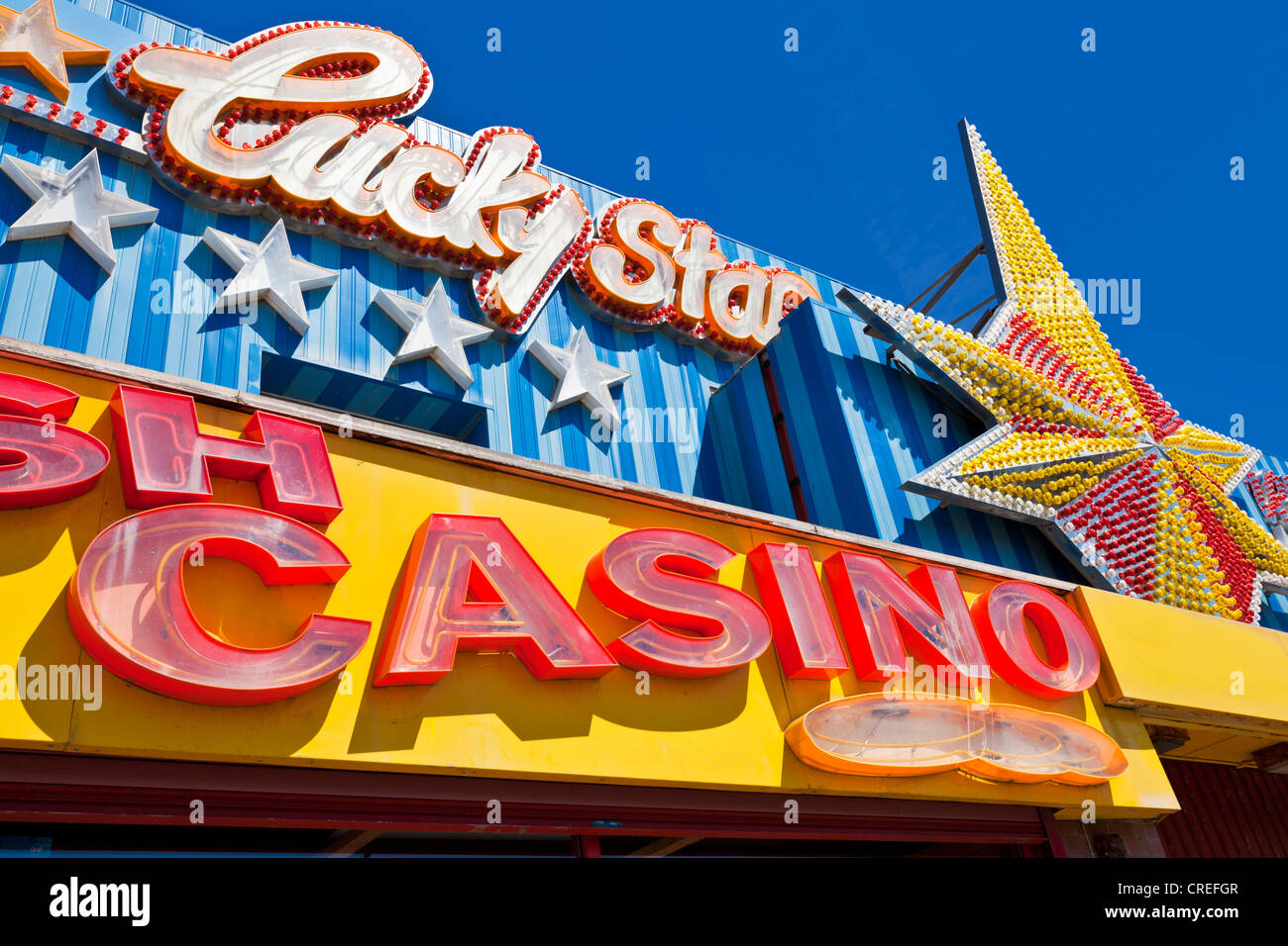 Lucky Star casino y diversión arcade firmar las luces de neón de Blackpool promenade Golden Mile Lancashire Inglaterra GB Europa Foto de stock