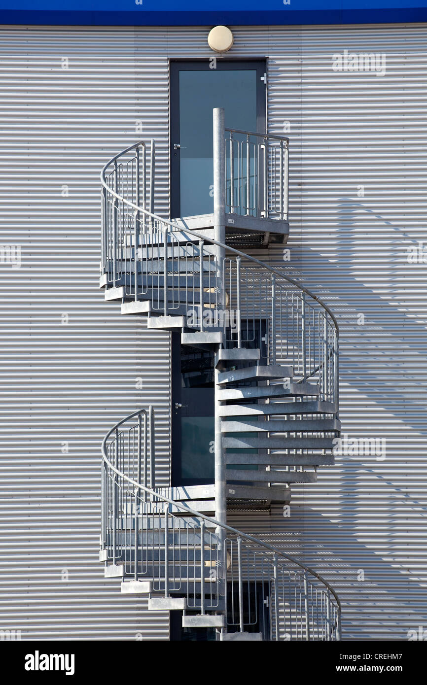 Escalera de caracol, salida de emergencia, en un edificio de oficinas en Unterfoehring, cerca de Múnich, Baviera, Alemania, Europa Foto de stock
