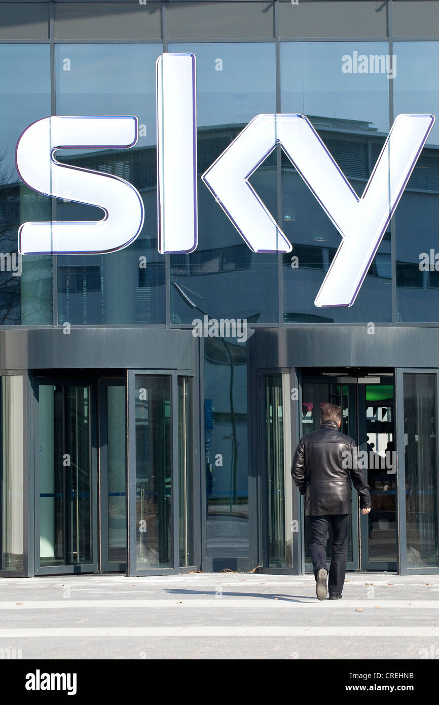 Logotipo en la oficina principal del canal de televisión de pago Sky Deutschland AG en Unterfoehring, cerca de Múnich, Baviera, Alemania, Europa Foto de stock