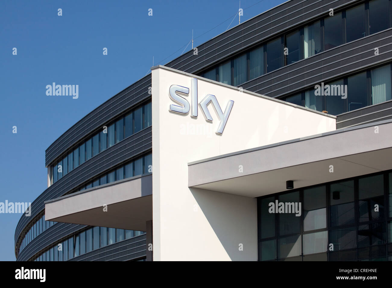 Logotipo en la oficina principal del canal de televisión de pago Sky Deutschland AG en Unterfoehring, cerca de Múnich, Baviera, Alemania, Europa Foto de stock