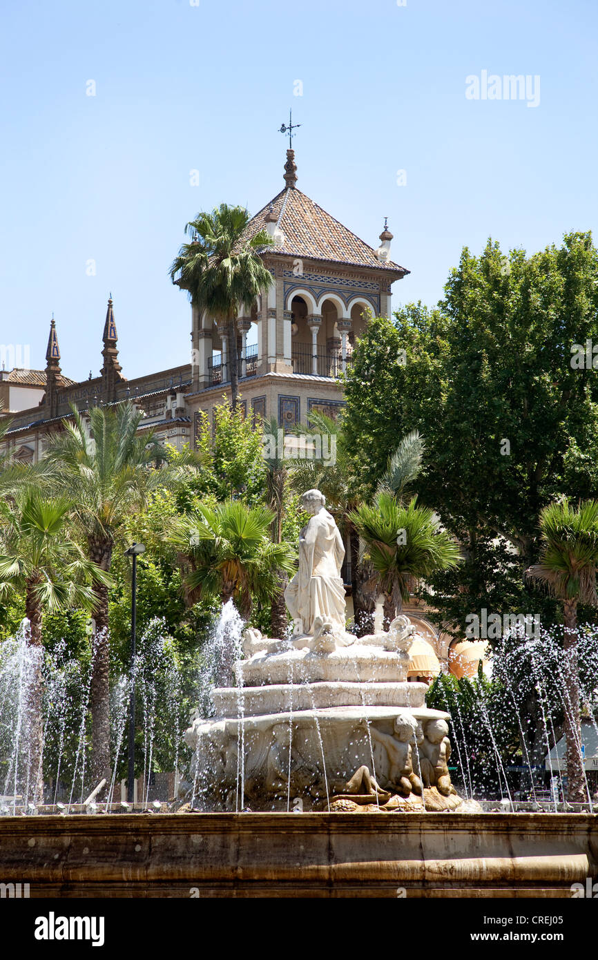 Fuente en la plaza de la Puerta de Jerez con el lujo del hotel Alfonso  XIII, construido para la Expo 1929, Sevilla, Andalucía, España Fotografía  de stock - Alamy