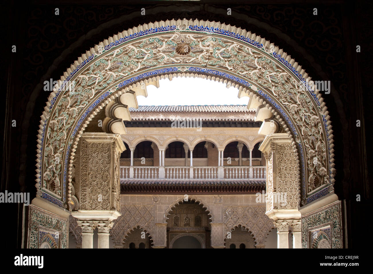 Ornamentación árabe en el Patio de las doncellas en el Palacio del Rey Moro del Real Alcázar, Sitio del Patrimonio Mundial de la UNESCO Foto de stock